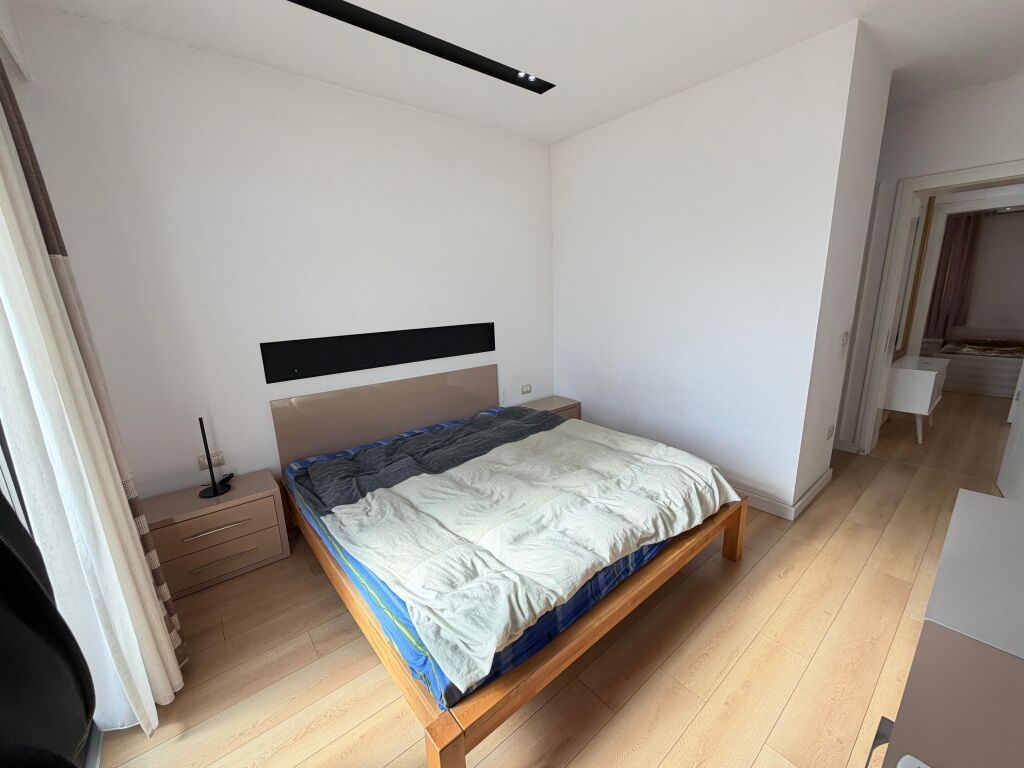 🏡 Shitet Apartament 3+1+2 me 2 ballkone 📍 Qendër Tiranë, Mine Peza (Kafe Flora)  📐 104 m² neto në hipotekë 🏢 Kati 5 (i fundit, pa ashensor) 🛁 2 tualete 🌇 2 ballkone ☀️ Orientim perëndim  📍 Lokacion premium, në zemër të Tiranës 💳 Mundësi blerje me kredi  💶 Çmimi: 245,000€   