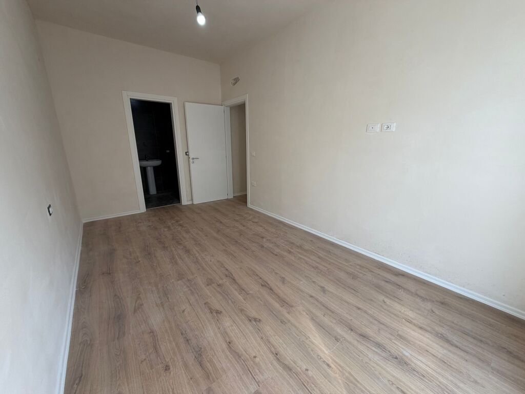 📣 SHITET Apartament 3+1+2 📍 Komuna e Parisit ✨   🏢 Ndertim i Ri  🪜 Kati 4 (Me Ashensor)  📐 Siperfaqe Totale 124.8 m2  ▪️ 2 Tualete  ▪️ Depo  ▪️ Ballkon   💶 Cmimi 400.000 Euro