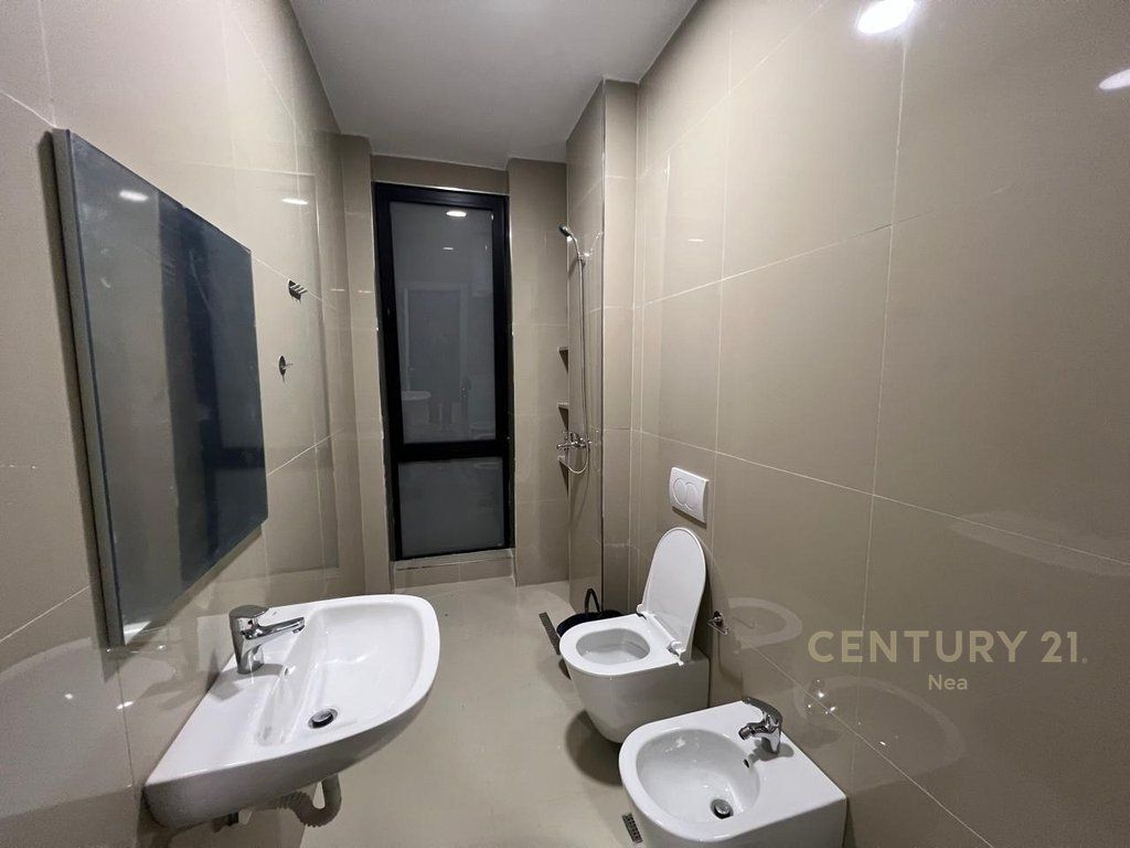 SHITET APARTAMENT 2+1 TEK BULEVARDI I RI