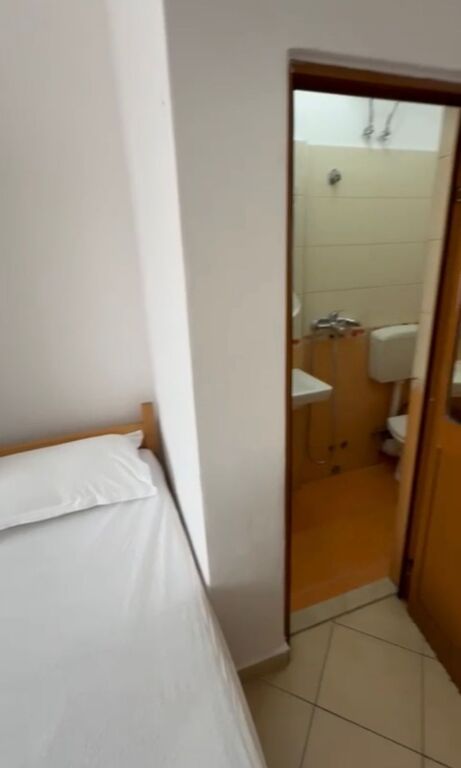 Jepet me qera apartament garoniere, 5 Maji