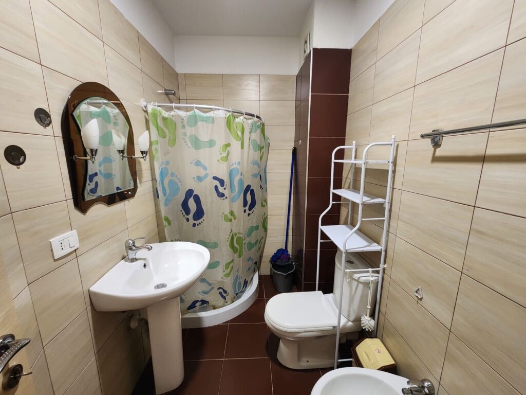 Jepet 1+1 me qira tek kompleksi ana , 40,000leke