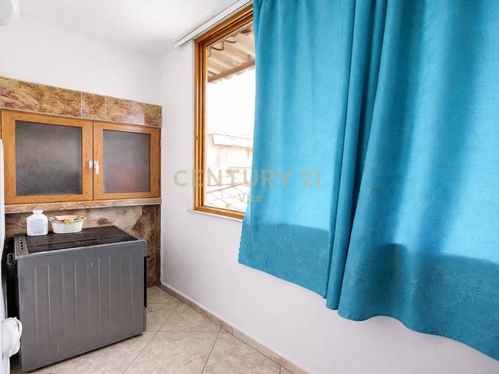 APPARTAMENTO IN AFFITTO 2+1 VICINO ALL'OSPEDALE AMERICANO, QUARTIERE 18, DURRËS !!