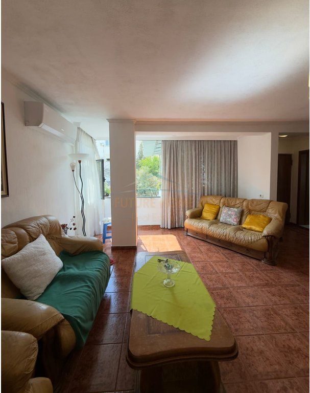Shitet, Apartament 2+1, Zogu Zi
