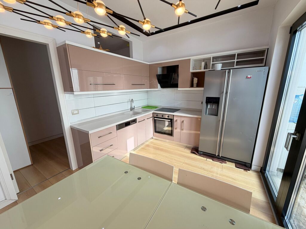 🏡 Shitet Apartament 3+1+2 me 2 ballkone 📍 Qendër Tiranë, Mine Peza (Kafe Flora)  📐 104 m² neto në hipotekë 🏢 Kati 5 (i fundit, pa ashensor) 🛁 2 tualete 🌇 2 ballkone ☀️ Orientim perëndim  📍 Lokacion premium, në zemër të Tiranës 💳 Mundësi blerje me kredi  💶 Çmimi: 245,000€   