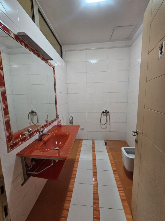 Ufficio in affitto a Bllok (ID BZ2664) Tirana.