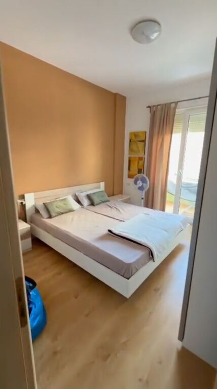 Shitet apartament 1+1 e mobiluar te Xhamia prane Kopshtit Botanik
