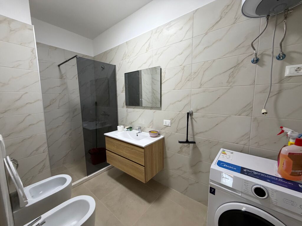 Jepet me qera apartament 1+1 në Don Bosko  • Kati: 9  • Tipologjia: 1+1  • Gjendja: i sapo arreduar  • Zona: Don Bosko  • Çmimi: 600€ / muaj  Apartamenti është i mobiluar në mënyrë moderne dhe gati për banim. Ndodhet në një zonë të aksesueshme dhe të preferuar.  Për më shumë informacion, kontaktoni.