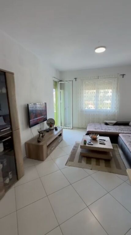 Shitet apartament 1+1 e mobiluar te Xhamia prane Kopshtit Botanik
