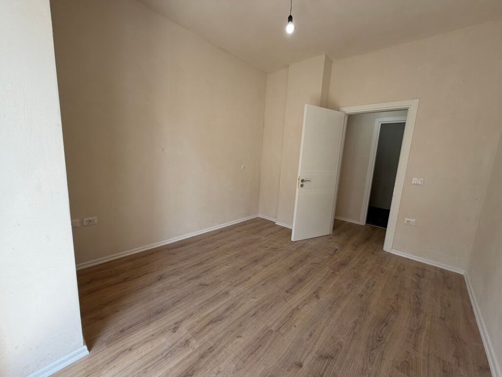 📣 SHITET Apartament 3+1+2 📍 Komuna e Parisit ✨   🏢 Ndertim i Ri  🪜 Kati 4 (Me Ashensor)  📐 Siperfaqe Totale 124.8 m2  ▪️ 2 Tualete  ▪️ Depo  ▪️ Ballkon   💶 Cmimi 400.000 Euro