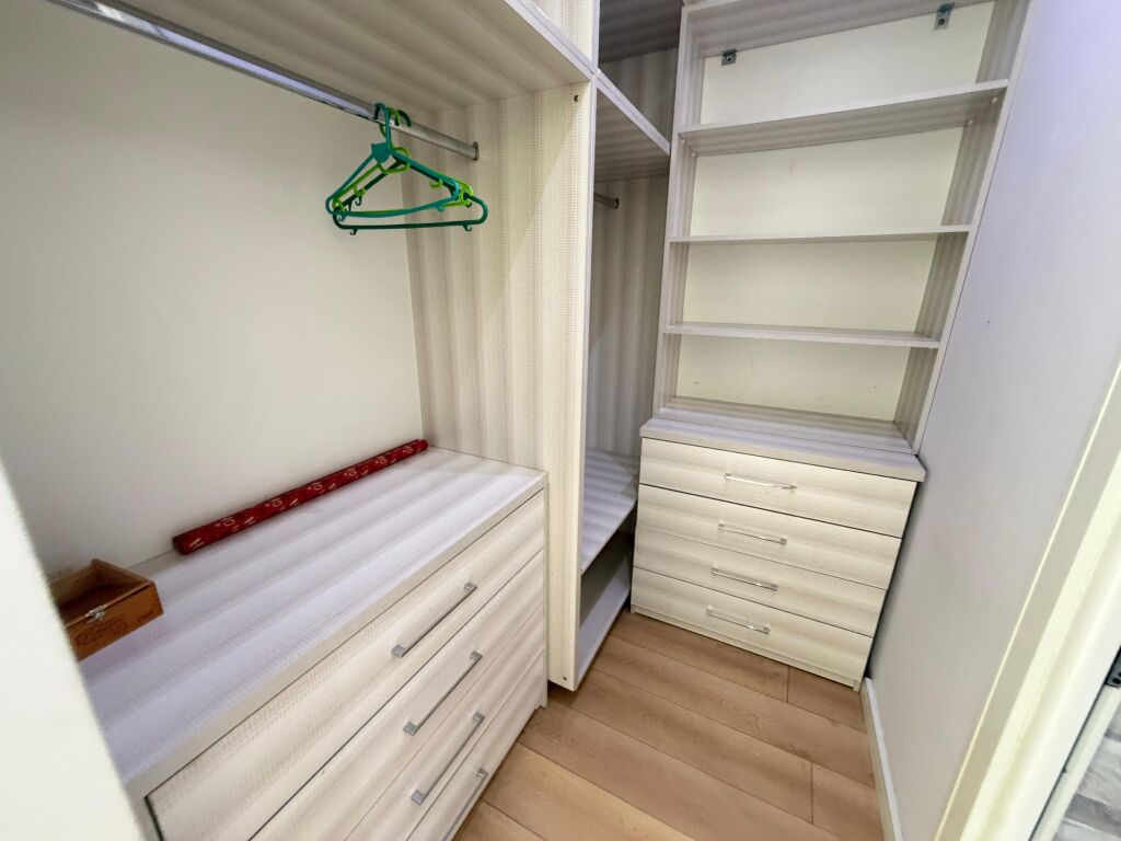 🏡 Shitet Apartament 3+1+2 me 2 ballkone 📍 Qendër Tiranë, Mine Peza (Kafe Flora)  📐 104 m² neto në hipotekë 🏢 Kati 5 (i fundit, pa ashensor) 🛁 2 tualete 🌇 2 ballkone ☀️ Orientim perëndim  📍 Lokacion premium, në zemër të Tiranës 💳 Mundësi blerje me kredi  💶 Çmimi: 245,000€   