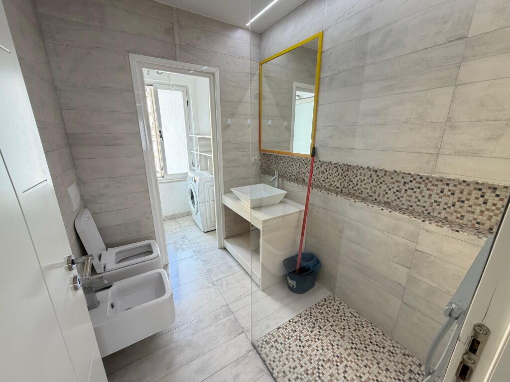🏡 Shitet Apartament 3+1+2 me 2 ballkone 📍 Qendër Tiranë, Mine Peza (Kafe Flora)  📐 104 m² neto në hipotekë 🏢 Kati 5 (i fundit, pa ashensor) 🛁 2 tualete 🌇 2 ballkone ☀️ Orientim perëndim  📍 Lokacion premium, në zemër të Tiranës 💳 Mundësi blerje me kredi  💶 Çmimi: 245,000€   