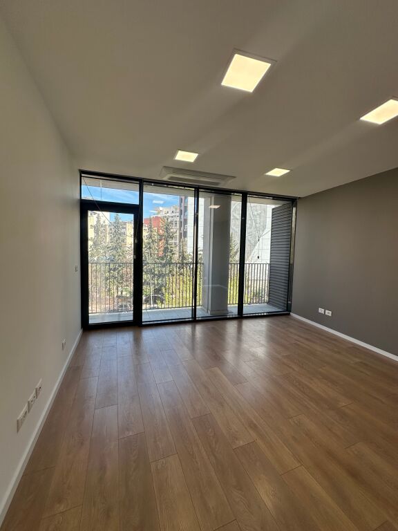 Ambient per zyre me qira te Lake view