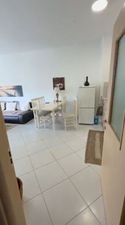 Shitet apartament 1+1 e mobiluar te Xhamia prane Kopshtit Botanik
