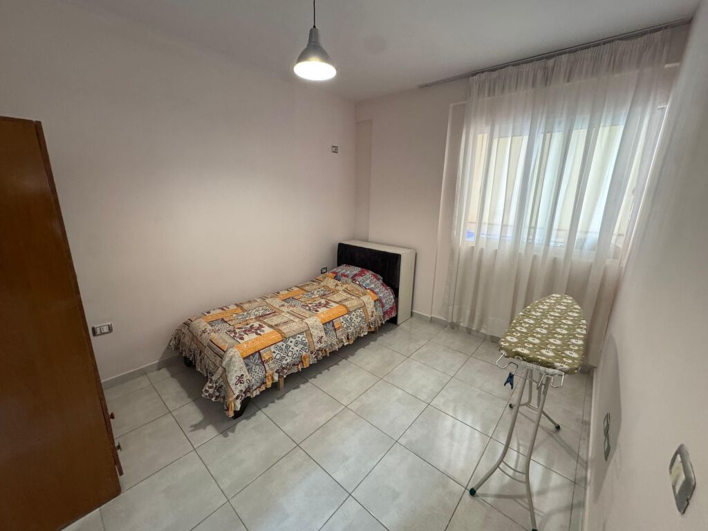 Jepet me qera Apartament 3+1+2  Adresa : Fresk Restorant Fresku  Kati 2  E mobiluar  Cmimi 500 mij lek