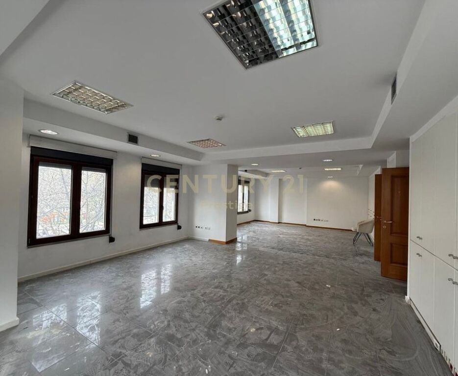 AMBIENT KOMERCIAL/ZYRE ME QIRA, RRUGA E ELBASANIT , TIRANE! 3,000 € /Muaj