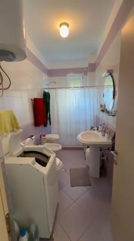 Shitet apartament 1+1 e mobiluar te Xhamia prane Kopshtit Botanik
