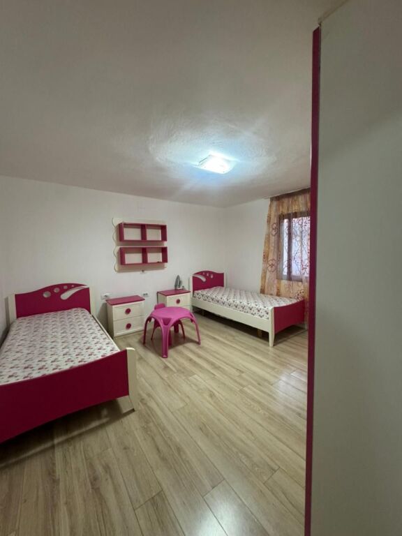 🏠JEPET ME QIRA Hyrje 2+1 ne Vile private 📍5 Maji  🏢Kati i 1 💶Cmimi: 45.000 Leke/Muaj
