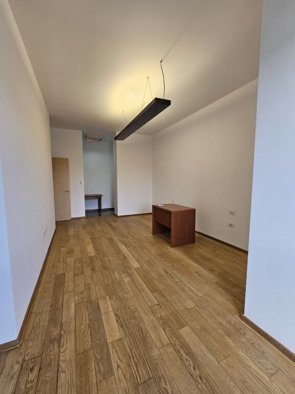 Ufficio in affitto a Bllok (ID BZ2664) Tirana.