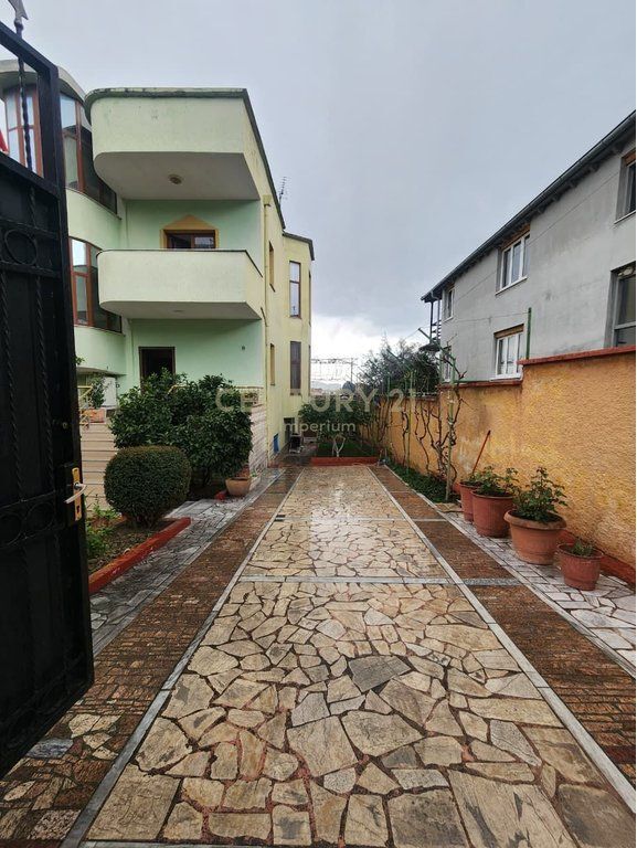 Vilë trekatëshe në zonën e Qytetit Studenti në Tiranë - 640000€ 640,000 €