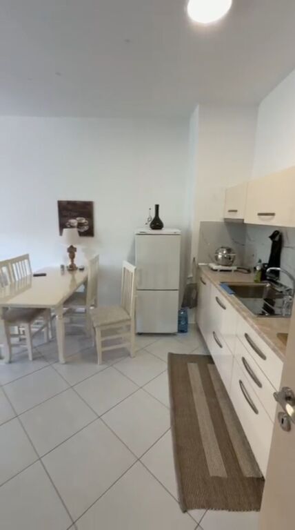 Shitet apartament 1+1 e mobiluar te Xhamia prane Kopshtit Botanik
