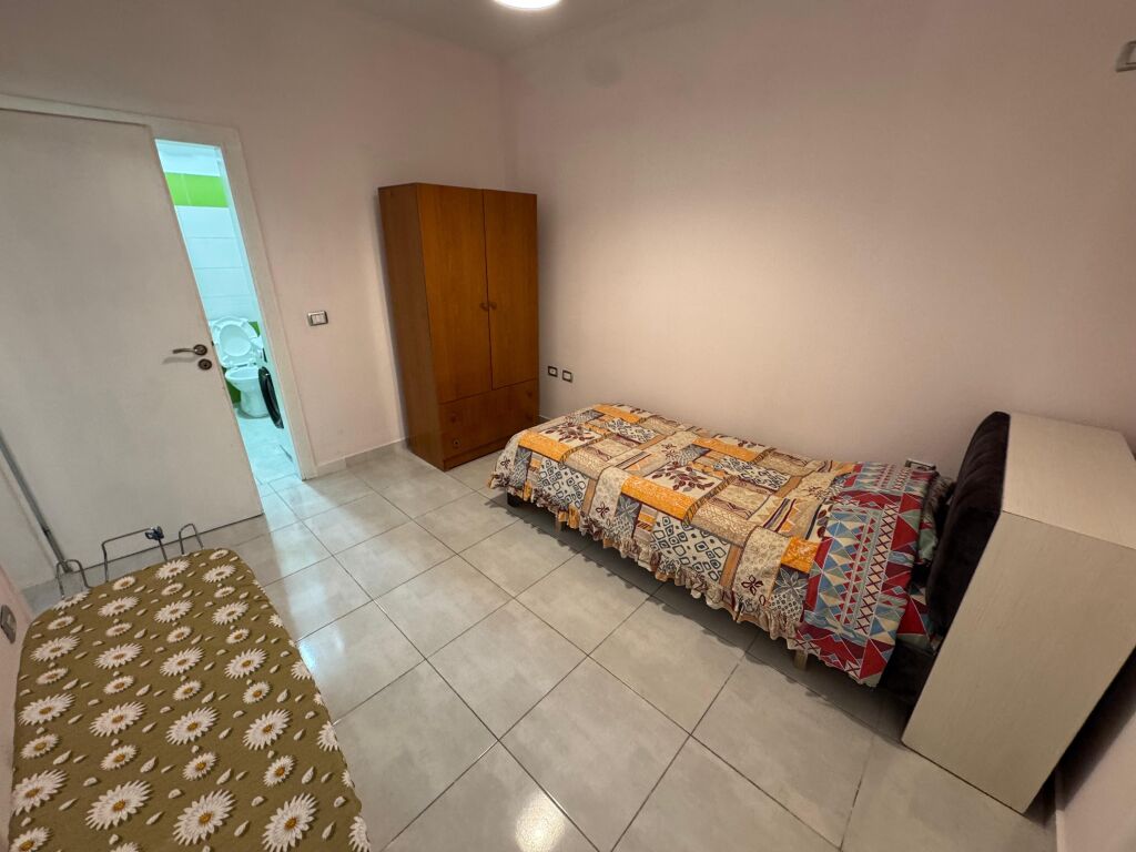 Jepet me qera Apartament 3+1+2  Adresa : Fresk Restorant Fresku  Kati 2  E mobiluar  Cmimi 500 mij lek
