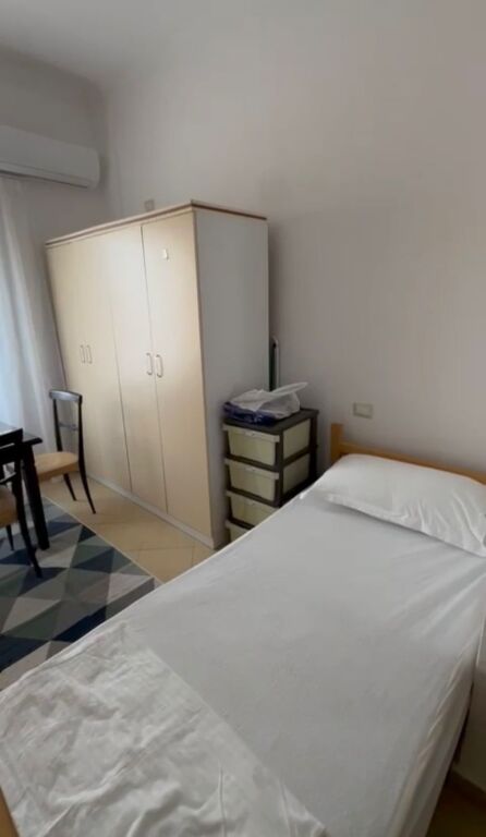 Jepet me qera apartament garoniere, 5 Maji