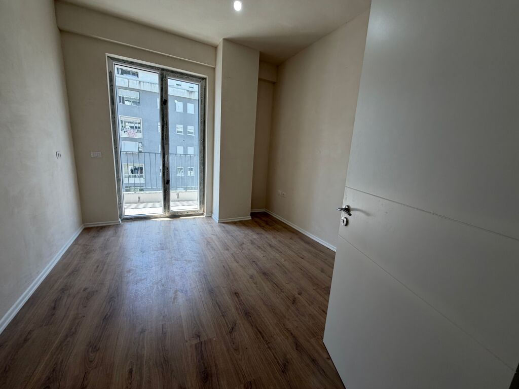 📣 SHITET Apartament 3+1+2 📍 Komuna e Parisit ✨   🏢 Ndertim i Ri  🪜 Kati 4 (Me Ashensor)  📐 Siperfaqe Totale 124.8 m2  ▪️ 2 Tualete  ▪️ Depo  ▪️ Ballkon   💶 Cmimi 400.000 Euro