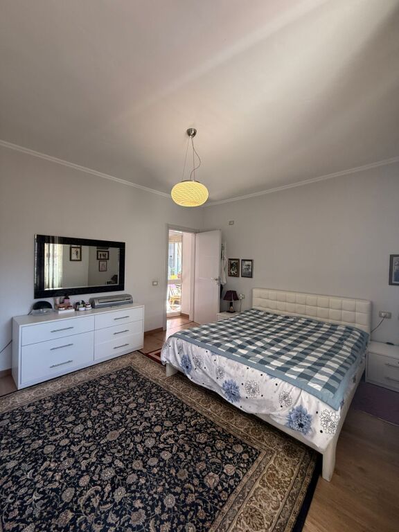 Shitet apartament 2+1+2 tualete te Rruga e Bogdaneve