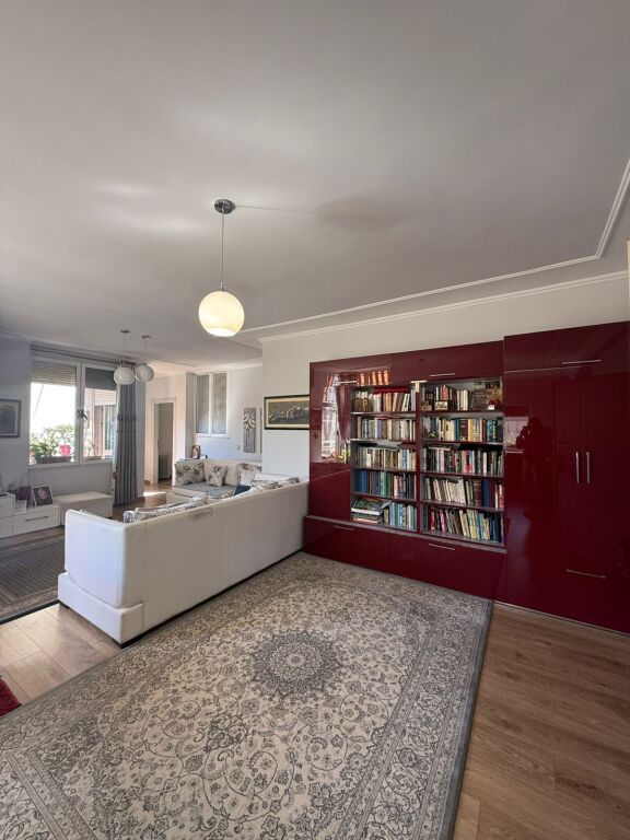 Shitet apartament 2+1+2 tualete te Rruga e Bogdaneve