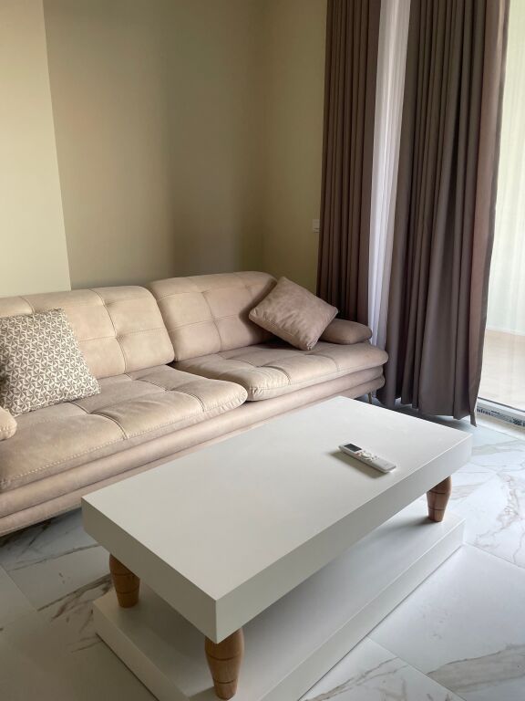 Tek Qsut Spitalet Jepet me qera apartamnt 1+1 super mobilim i ri kaon Amerikan 2 pa shkuar tek Shkolla Bashkuar Prane Mjeksia Fakulteti etc
