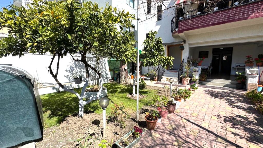 Shitet pronë e madhe rezidenciale 458m² | Kopsht 400m²