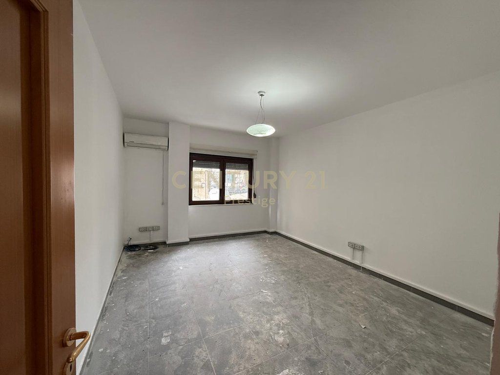 AMBIENT KOMERCIAL/ZYRE ME QIRA, RRUGA E ELBASANIT , TIRANE!