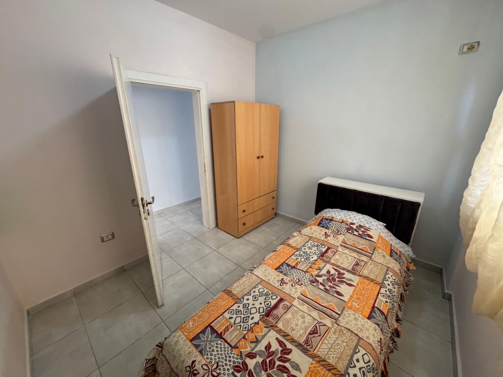 Jepet me qera Apartament 3+1+2  Adresa : Fresk Restorant Fresku  Kati 2  E mobiluar  Cmimi 500 mij lek