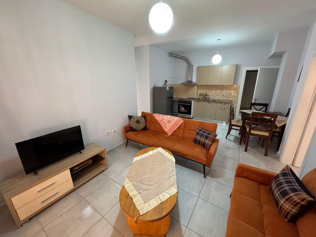 Jepet me qera Apartament 3+1+2  Adresa : Fresk Restorant Fresku  Kati 2  E mobiluar  Cmimi 500 mij lek