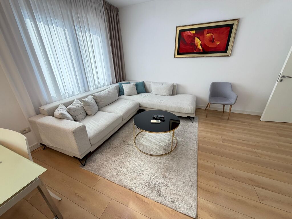 🏡 Shitet Apartament 3+1+2 me 2 ballkone 📍 Qendër Tiranë, Mine Peza (Kafe Flora)  📐 104 m² neto në hipotekë 🏢 Kati 5 (i fundit, pa ashensor) 🛁 2 tualete 🌇 2 ballkone ☀️ Orientim perëndim  📍 Lokacion premium, në zemër të Tiranës 💳 Mundësi blerje me kredi  💶 Çmimi: 245,000€   