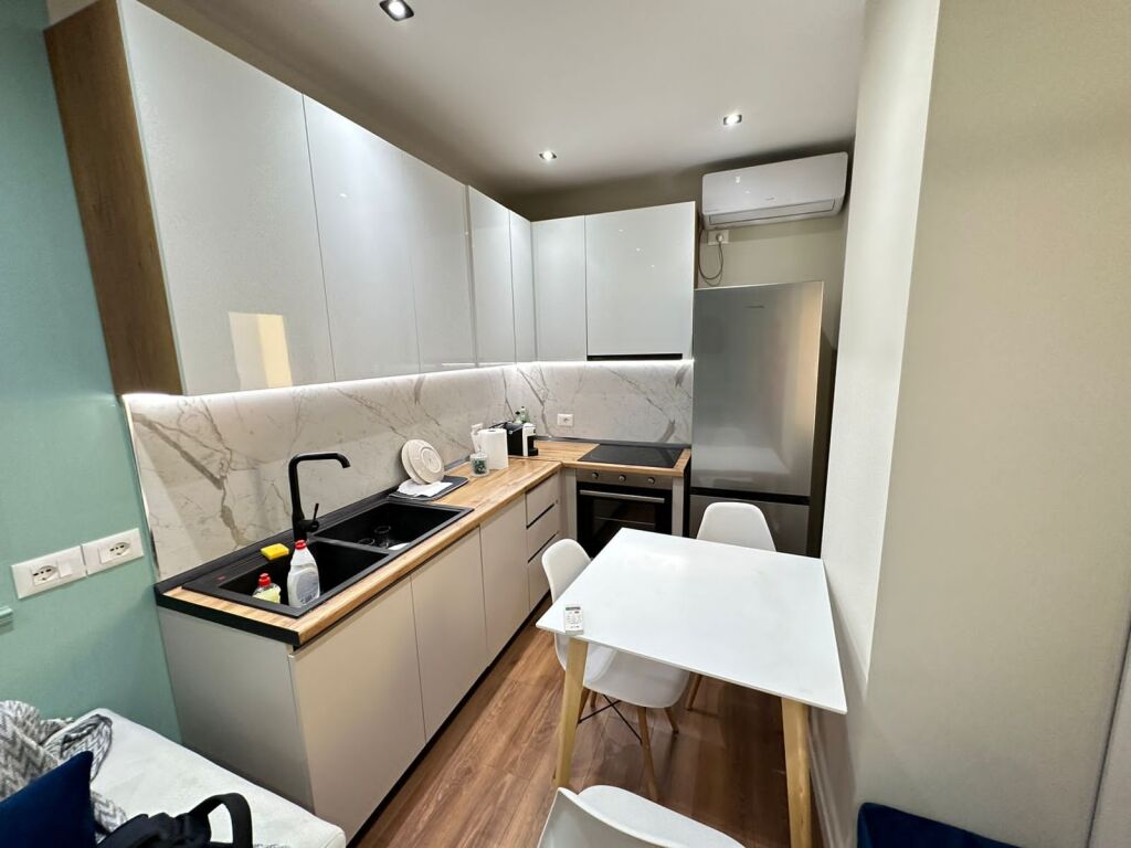 ✨ Jepet me qera super apartament 1+1📍 Adresa: Rruga Mine Peza💶 Çmimi: 58,000 lekë (i padiskutueshëm)