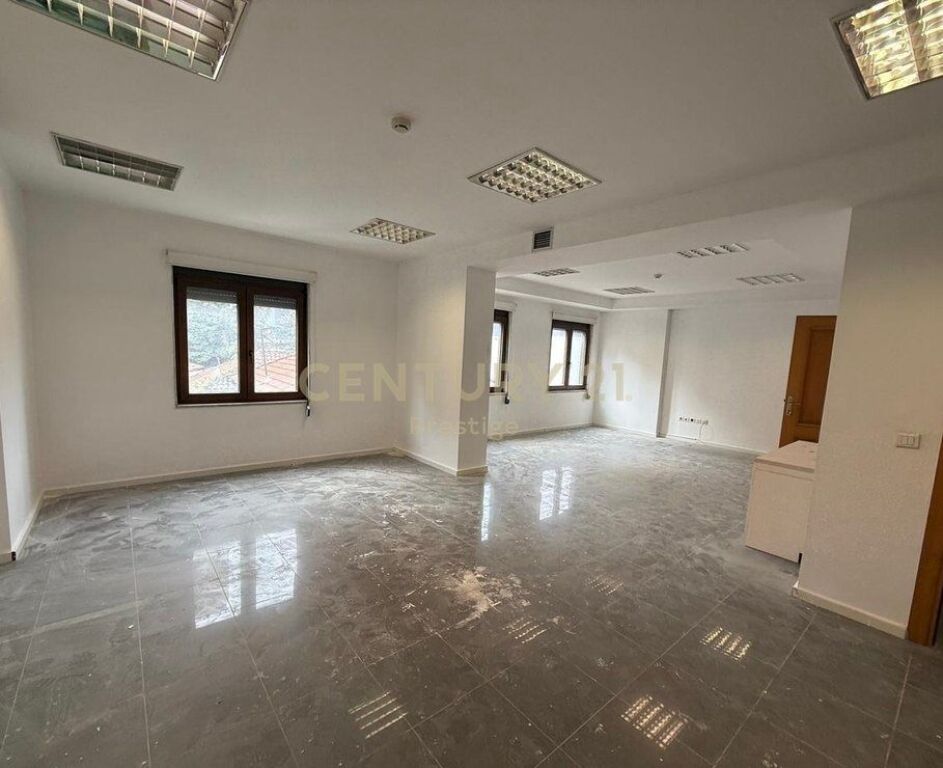 AMBIENT KOMERCIAL/ZYRE ME QIRA, RRUGA E ELBASANIT , TIRANE! 3,000 € /Muaj