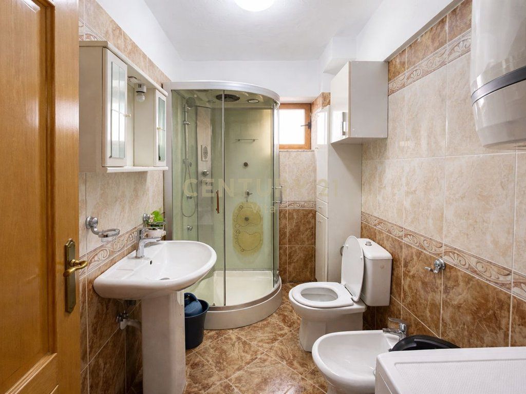 APPARTAMENTO IN AFFITTO 2+1 VICINO ALL'OSPEDALE AMERICANO, QUARTIERE 18, DURRËS !!