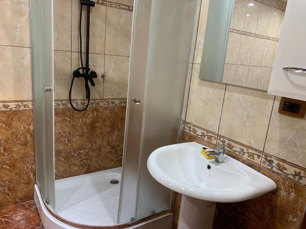 JEPET ME QIRA APARTAMENT 2+1+2 TE 21 DHJETORI 750 EURO
