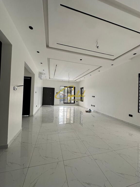 AMBIENT BIZNESI ME QIRA 116 M2 5 MAJI 130.000 LEKE