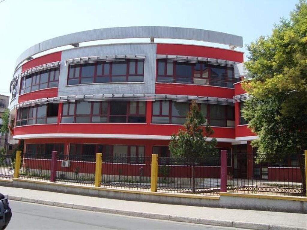 SHITET GARSONIERE,SHKOLLA KUQE,PAZARI RI