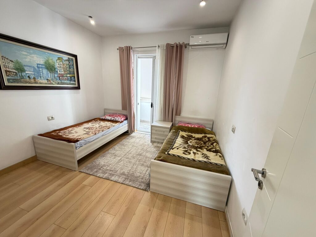 🏡 Shitet Apartament 3+1+2 me 2 ballkone 📍 Qendër Tiranë, Mine Peza (Kafe Flora)  📐 104 m² neto në hipotekë 🏢 Kati 5 (i fundit, pa ashensor) 🛁 2 tualete 🌇 2 ballkone ☀️ Orientim perëndim  📍 Lokacion premium, në zemër të Tiranës 💳 Mundësi blerje me kredi  💶 Çmimi: 245,000€   