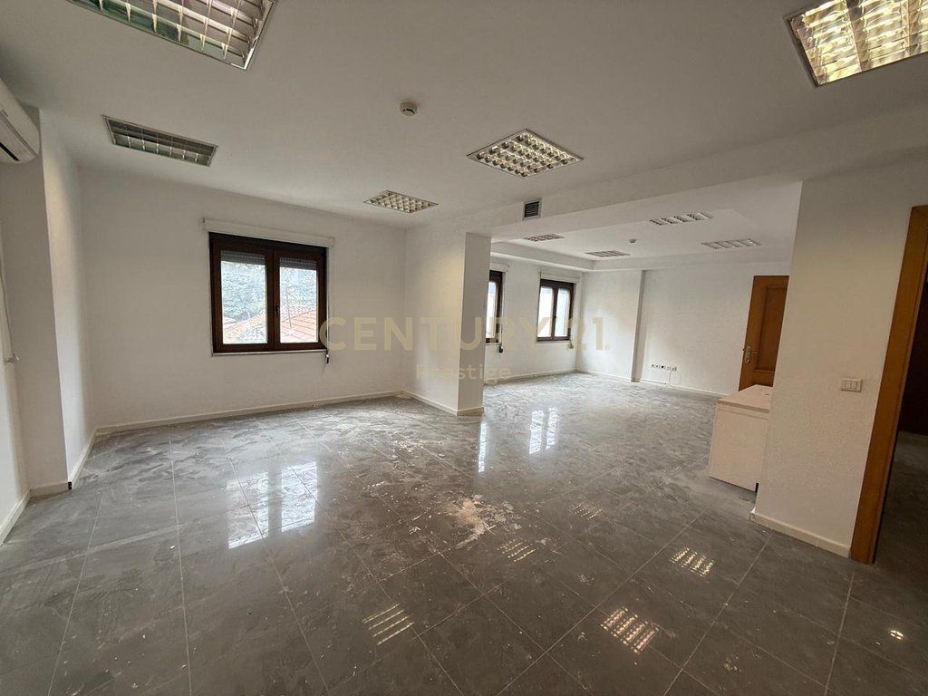 COMMERCIAL SPACE/OFFICE FOR RENT, ELBASANI STREET, TIRANA