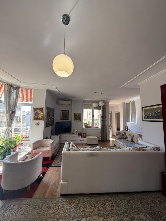 Shitet apartament 2+1+2 tualete te Rruga e Bogdaneve