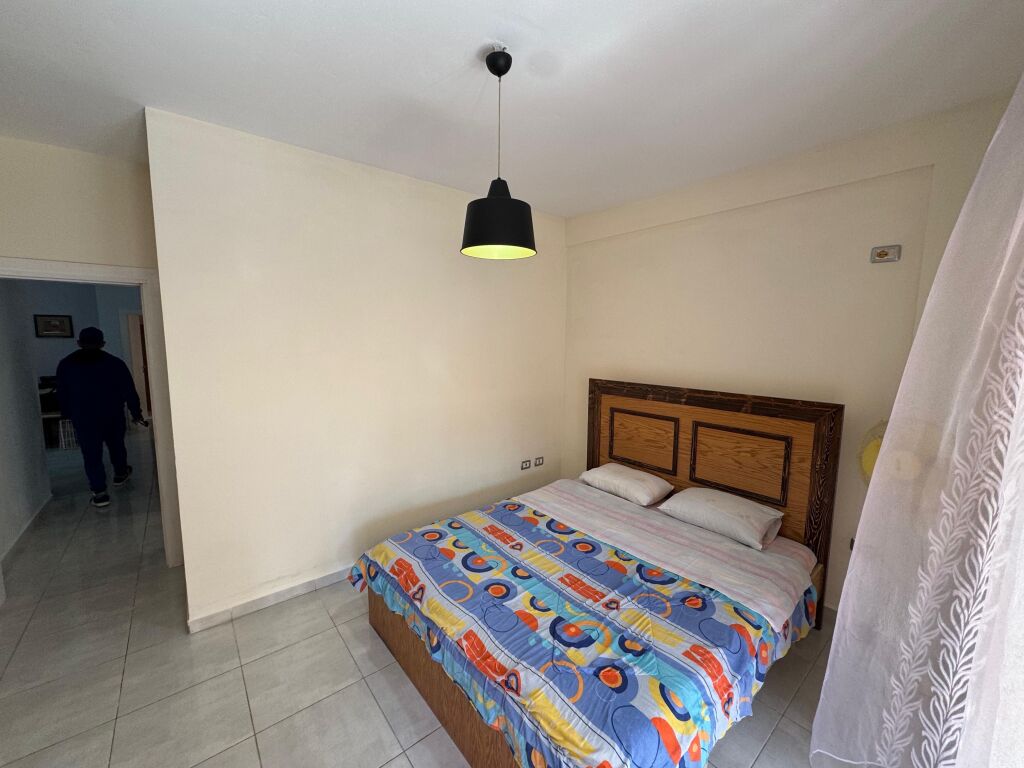 Jepet me qera Apartament 3+1+2  Adresa : Fresk Restorant Fresku  Kati 2  E mobiluar  Cmimi 500 mij lek