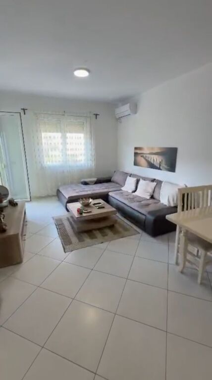 Shitet apartament 1+1 e mobiluar te Xhamia prane Kopshtit Botanik
