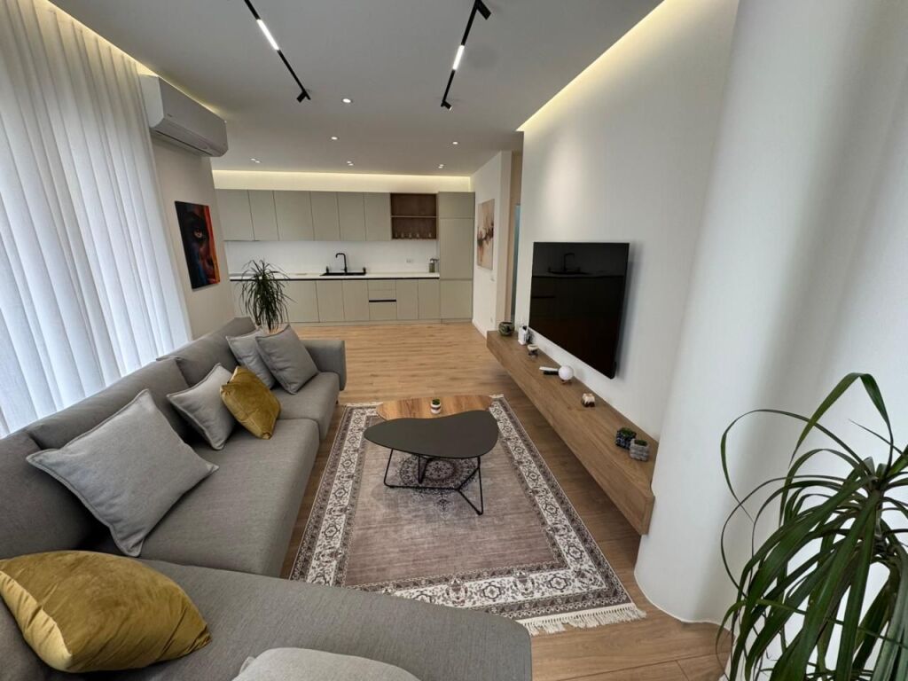 JEPET ME QERA 2+1+2 –  📍 Zogu i Zi 💰 1000 € (i diskutueshëm)