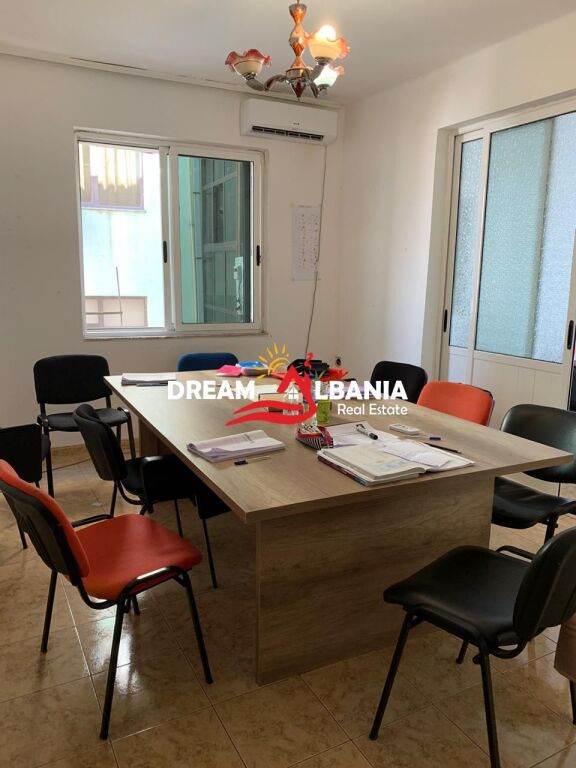 Locale commerciale (Appartamento 3+1) in affitto nella zona di 21 Dhjetorit a Tirana (ID 4239091)