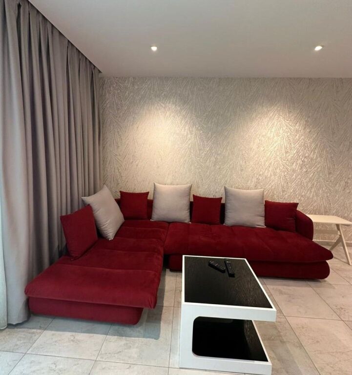 Jepet me qera apartament 2+1 tek Ambasador 3 + Gaderob