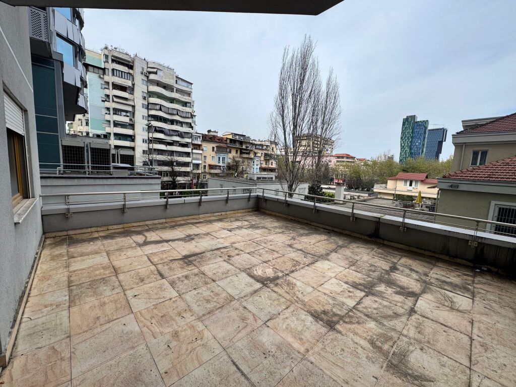 🏢 JEPET ME QERA AMBIENT BIZNESI (ZYRA) – PRANË BLLOKUT